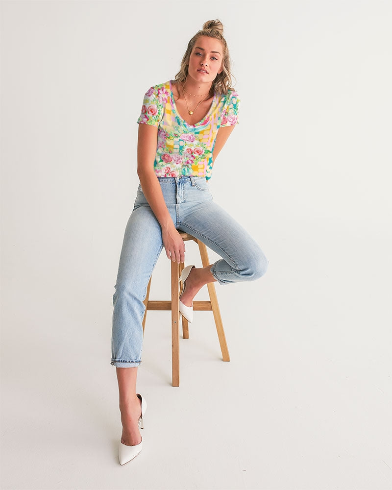 RETRO ROSES || Women's V-Neck Tee